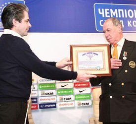 Руководитель национального проекта «Книга рекордов Украины» Игорь Пидчибий вручает массажисту Владимиру Ткаченко диплом за установленный рекорд